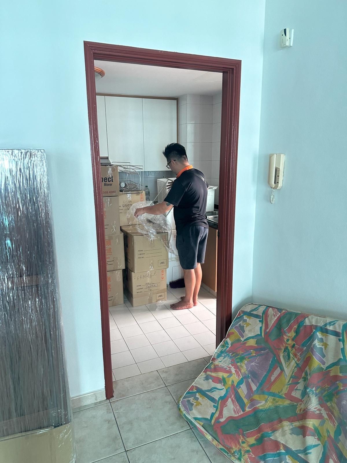 mover team preparing